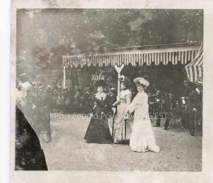 Élégantes à une course hippique (Nancy)