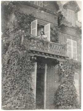 Femme au balcon (Ronchamp)