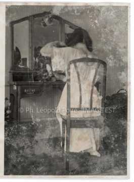 Femme se coiffant