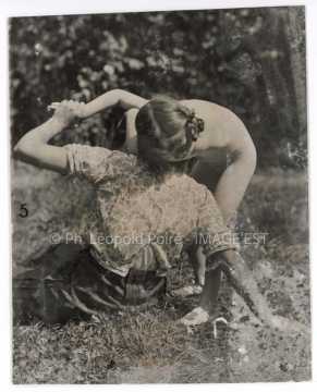 Jeune fille et femme posant (Nancy)