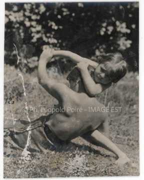 Jeune fille et femme posant (Nancy)