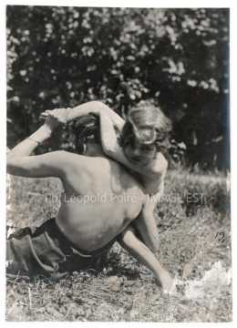 Jeune fille et femme posant (Nancy)