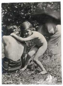 Jeune fille et femme posant (Nancy)