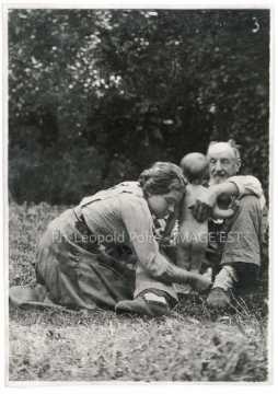Groupe dans un jardin (Nancy)