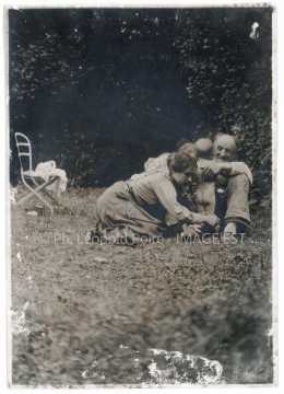 Groupe dans un jardin (Nancy)
