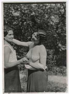 Femmes dans un jardin (Nancy)