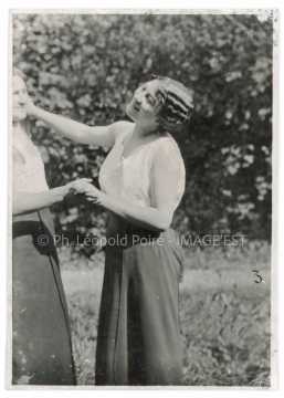 Femmes dans un jardin (Nancy)