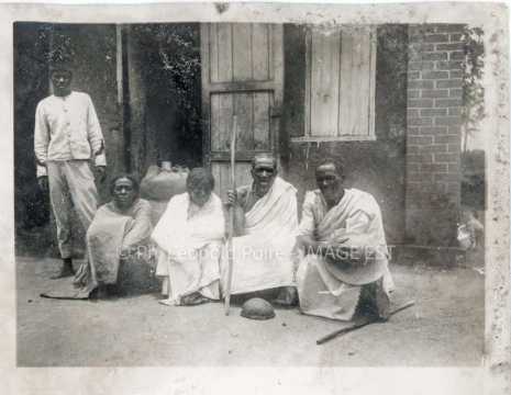 Groupe devant une maison