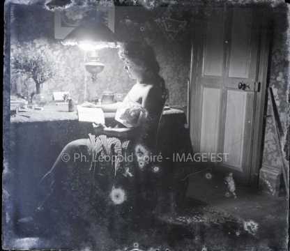 Portrait de femme lisant