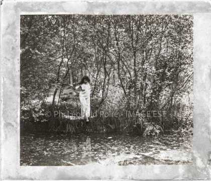 Femme dans une forêt