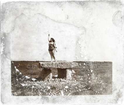 Femme sur un dolmen