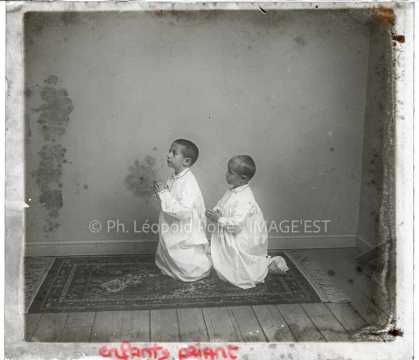 Enfants priant