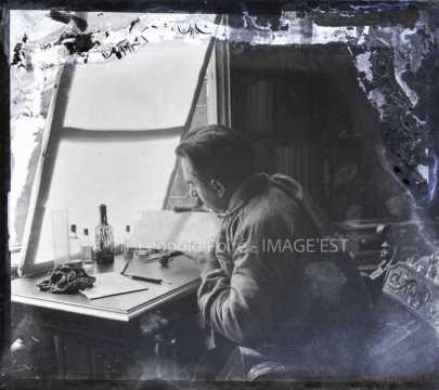 Léopold Poiré à sa table de travail (Nancy)
