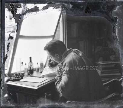 Léopold Poiré à sa table de travail (Nancy)
