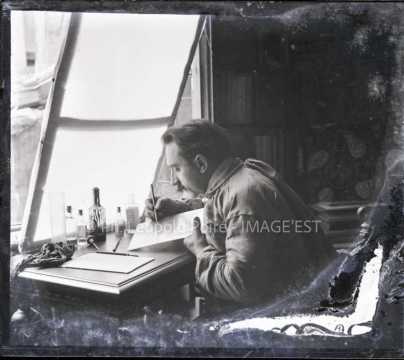 Léopold Poiré à sa table de travail (Nancy)