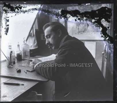 Léopold Poiré à sa table de travail (Nancy)
