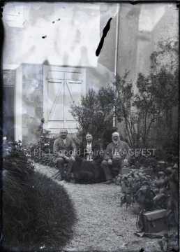 Dans une allée d'un jardin (Metz ?)