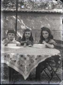 Enfants attablés