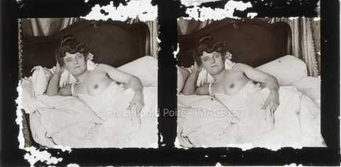 Femme dans un lit