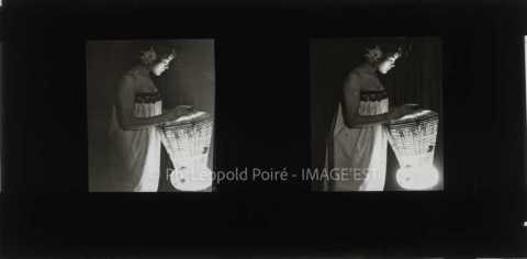 Femme au lampion