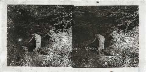 Femme dans une forêt