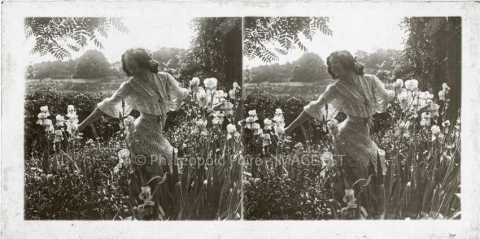 Femme dans un jardin