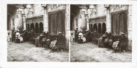 Groupe d'hommes devant une maison