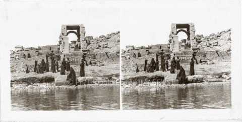 Porte du temple du sanctuaire d'Isis (Assouan)