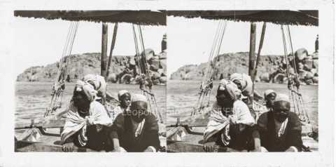Hommes dans un voilier