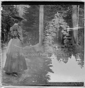 Femme devant un cairn
