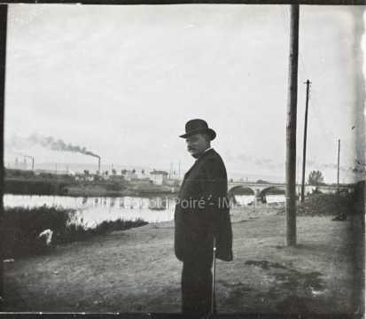 Homme sur la rive d'un cours d'eau