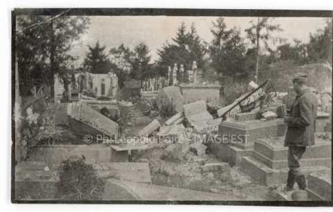 Cimetière dévasté
