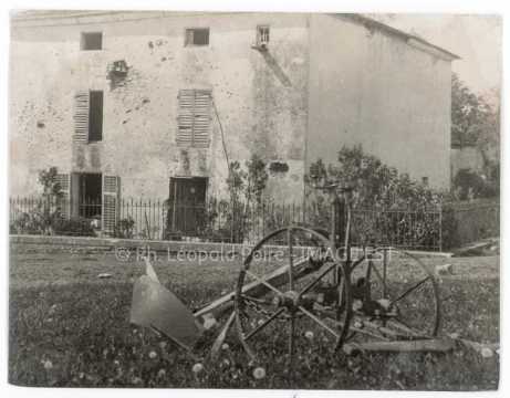 Maison criblée d'impacts