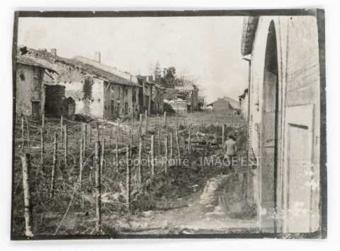 Rue sous les fils de fer barbelés