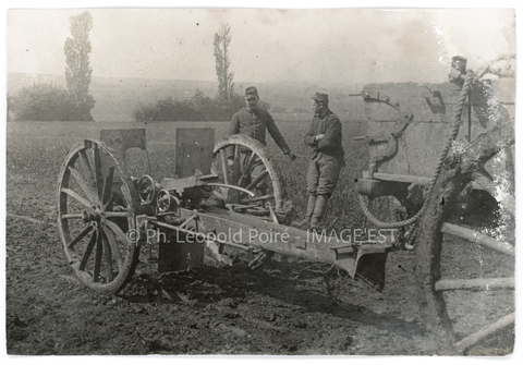 Soldats français près d'un canon