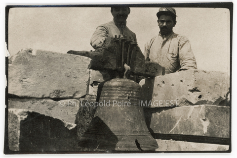 Soldats français près d'une cloche