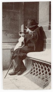 Homme lisant un journal