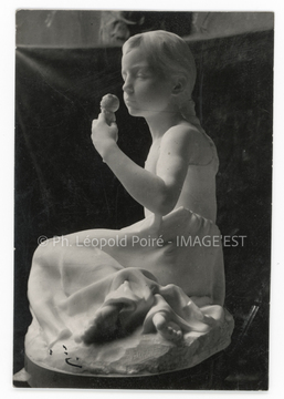 Sculpture de fillette