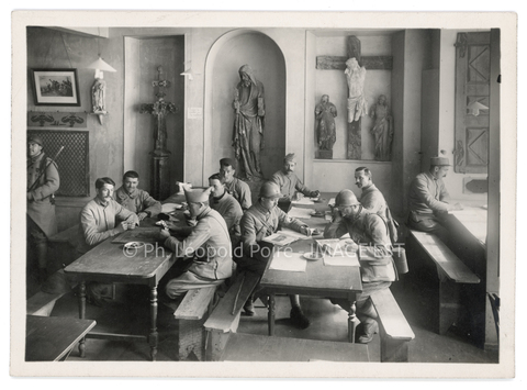 Soldats dans un édifice religieux (Alsace)