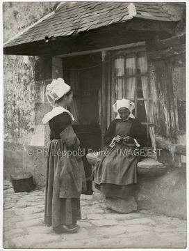 Femmes en tenue traditionnelle