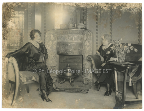 Femmes dans un salon