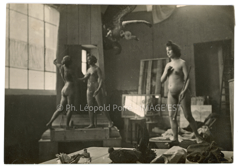 Modèle dans un atelier