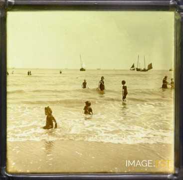 Baigneurs sur une plage
