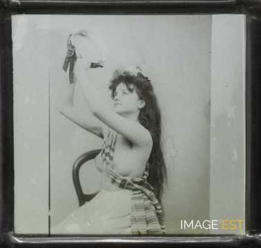 Femme avec un tambourin