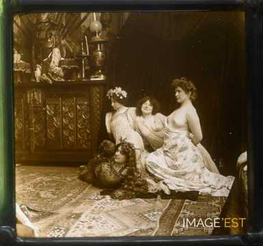 Groupe de femmes sur un tapis