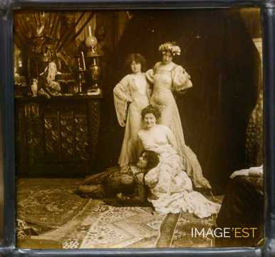 Groupe de femmes dans un salon