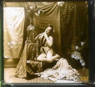 Femme vêtue d'un kimono