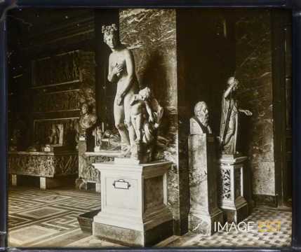 Sculpture " Aphrodite et Eros "