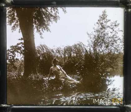 Femme allongée près d'une rivière