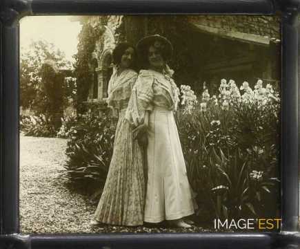 Deux femmes dos à dos